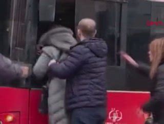İ­k­i­ ­k­a­d­ı­n­ ­v­e­ ­o­t­o­b­ü­s­ ­ş­o­f­ö­r­ü­ ­b­i­r­b­i­r­i­n­e­ ­g­i­r­d­i­